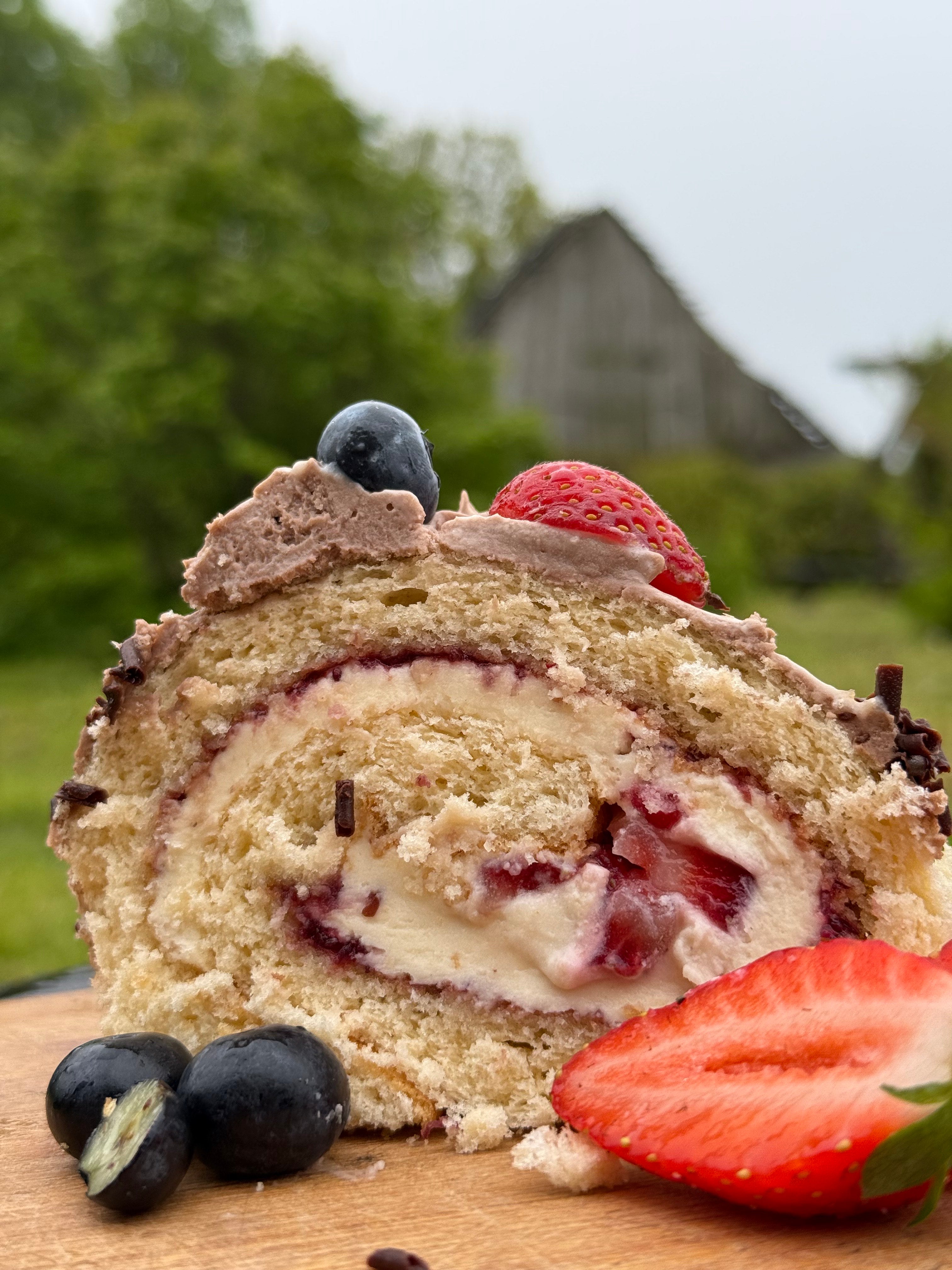 Šokolādes rulete ar zemenēm